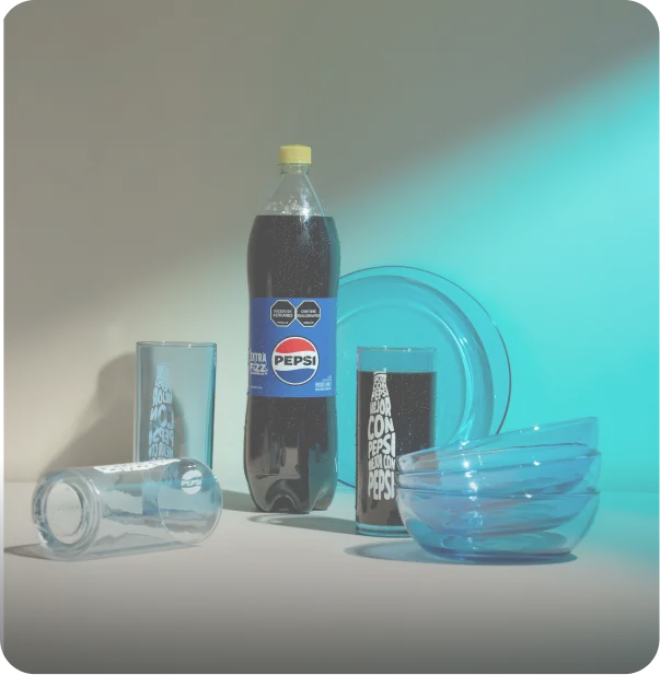 Vajilla azul con gaseosa Pepsi