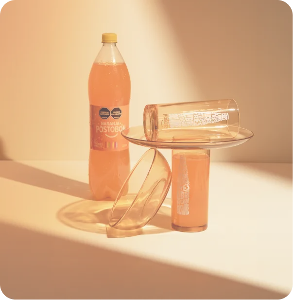 Vajilla naranja con gaseosa Naranja Postobón