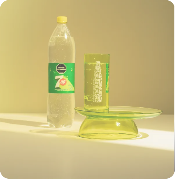 Vajilla verde con gaseosa 7UP