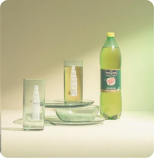 Vajilla verde con gaseosa Canada Dry